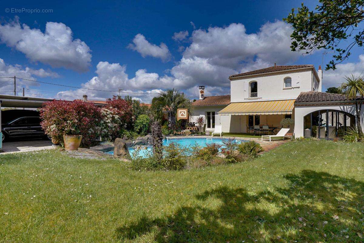 DEPT 33  Mérignac - Maison d'exception 8 pièce(s) 181 m2 avec jardin paysagé et piscine au sel chauffée - photo 9