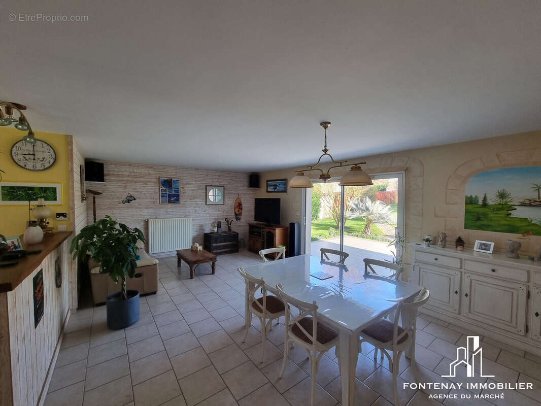 SALON SEJOUR - Maison à FONTENAY-LE-COMTE