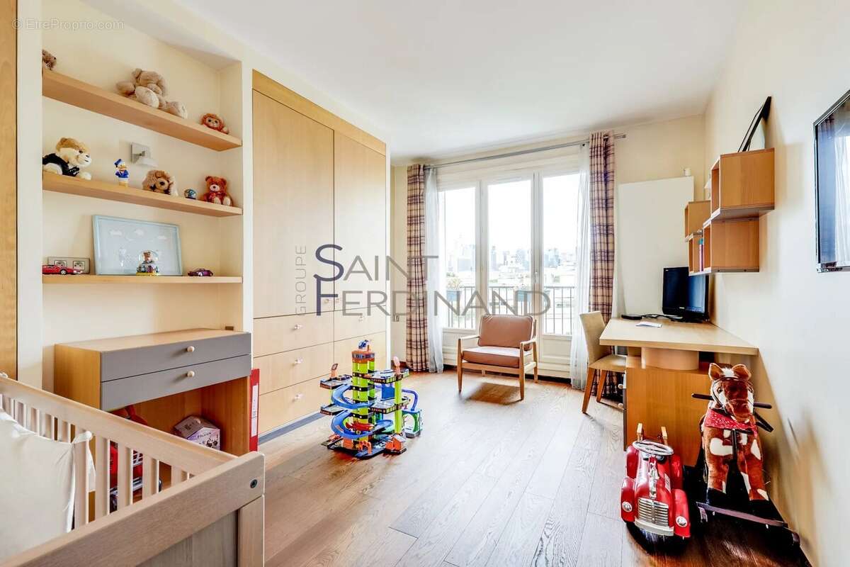 Appartement à NEUILLY-SUR-SEINE