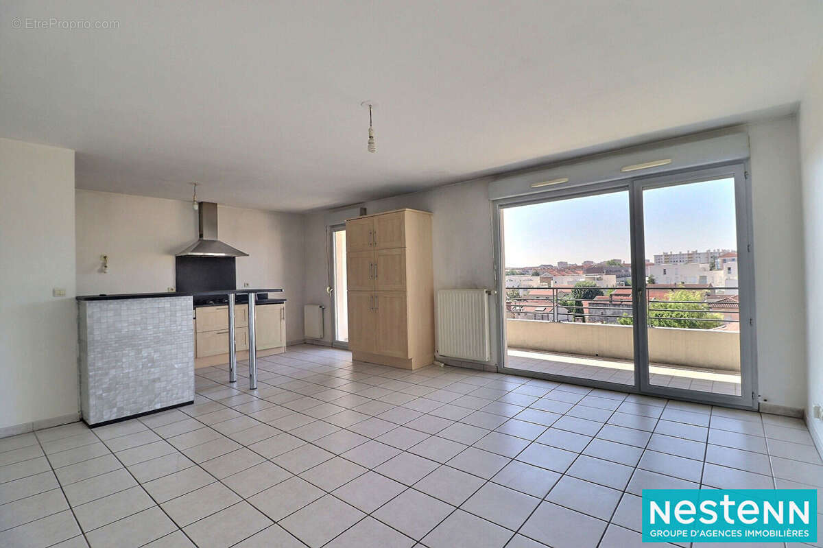 Appartement Villeurbanne T4 90 m2 GRATTE CIEL - Garage DOUBLE en sus, balcon et cave - photo 3