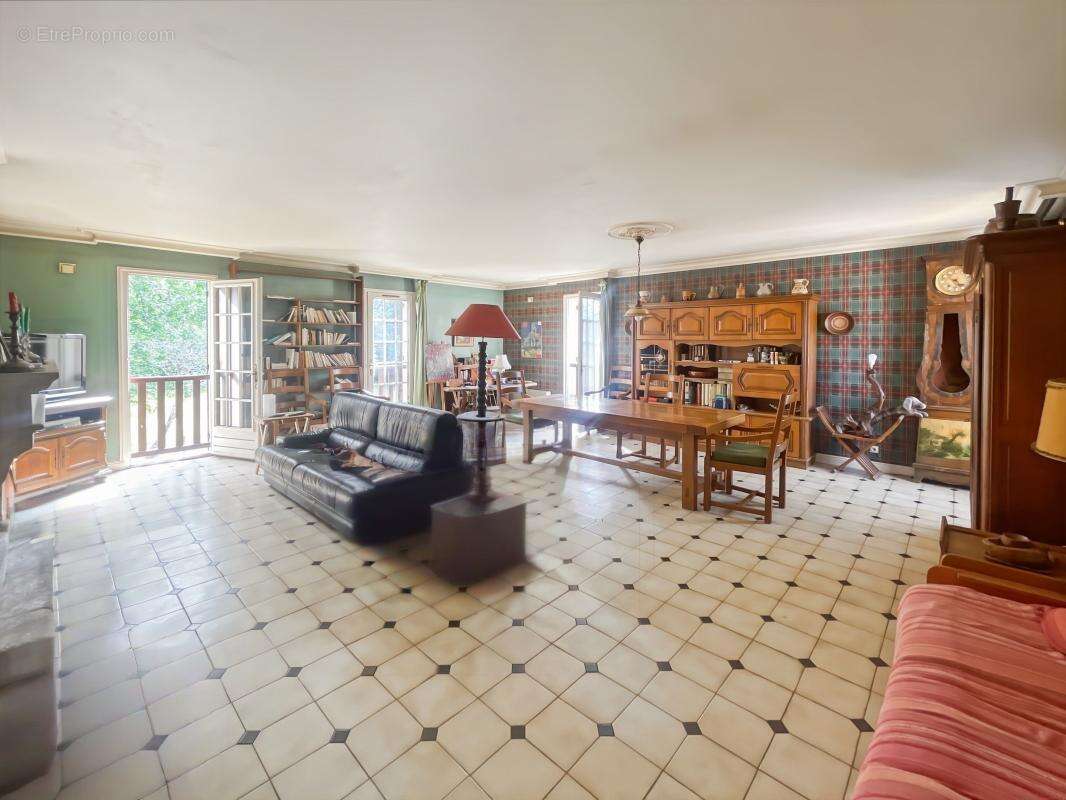  Maison familiale de 188 m² – De beaux volumes et un énorme potentiel ! - photo 7