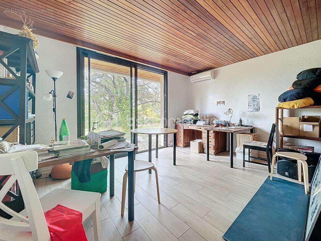 Commerce à SAINT-VALLIER-DE-THIEY