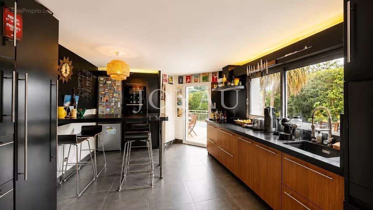 Maison familiale avec piscine et garage – Côte Pavée, à proximité immédiate des écoles - photo 7