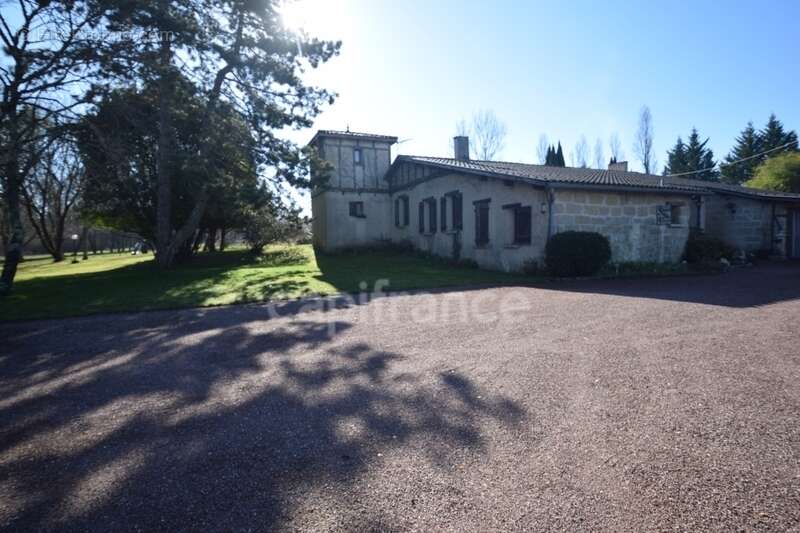 Demeure en pierre du XVIIIe siècle - poutres apparentes - 3 chambres - 2 boxes à chevaux - 18 000m2 de terrain - proche de MARMA - photo 29