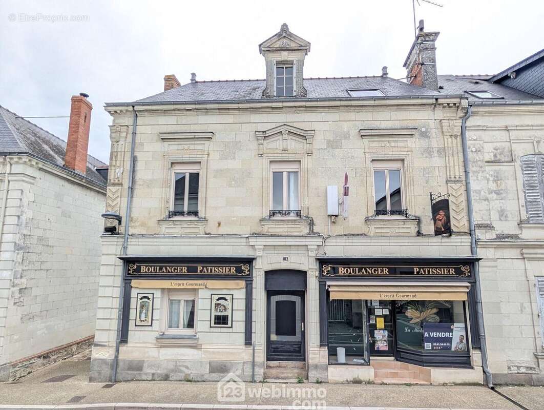 Cet ensemble immobilier est composé au rez-de-chaussée... - Appartement à MAZE