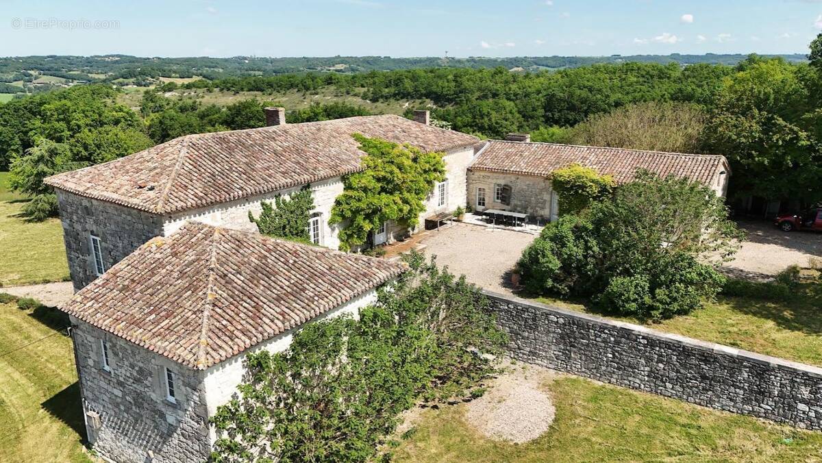 Maison à SAINT-MARTIN-DE-BEAUVILLE