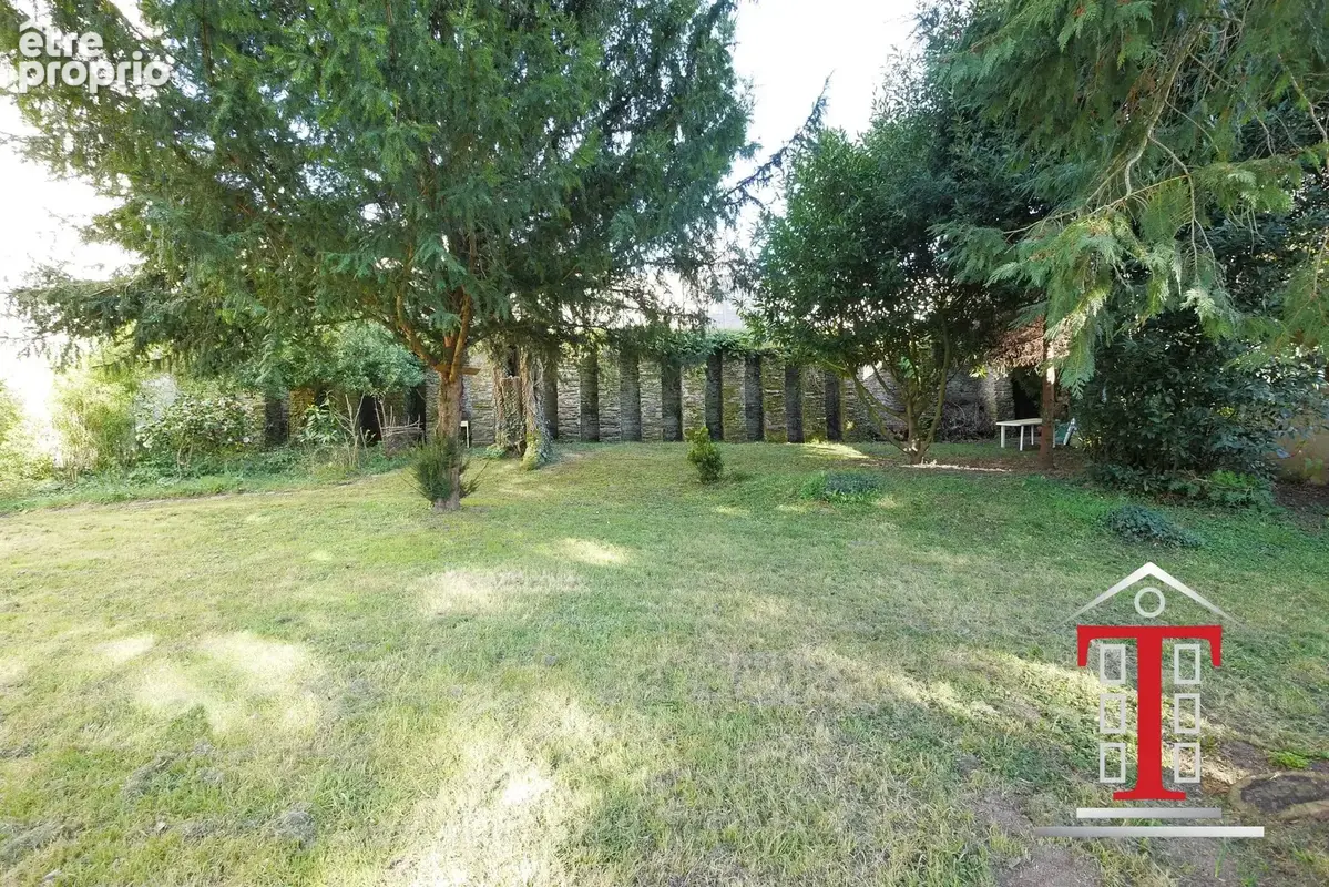 Jardin arboré avec espace ombragé