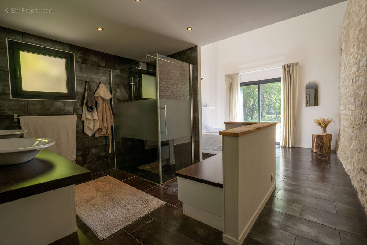 Propriété de caractère en pierre avec vue dominante, piscine et dépendance - photo 13