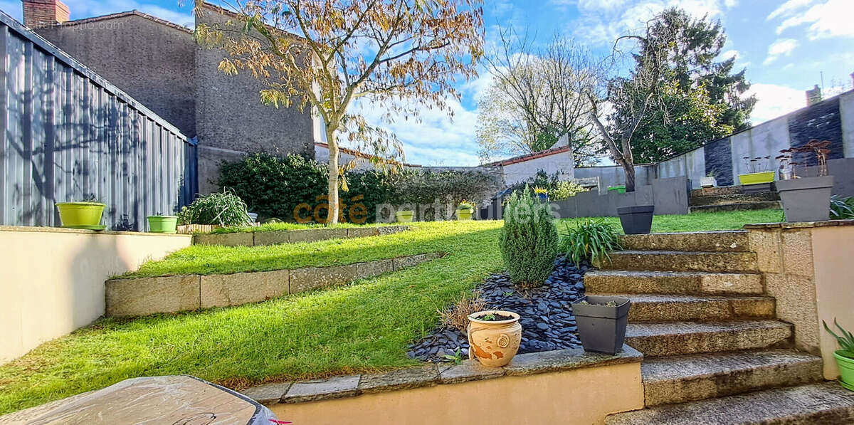 Maison à SAINT-MACAIRE-EN-MAUGES