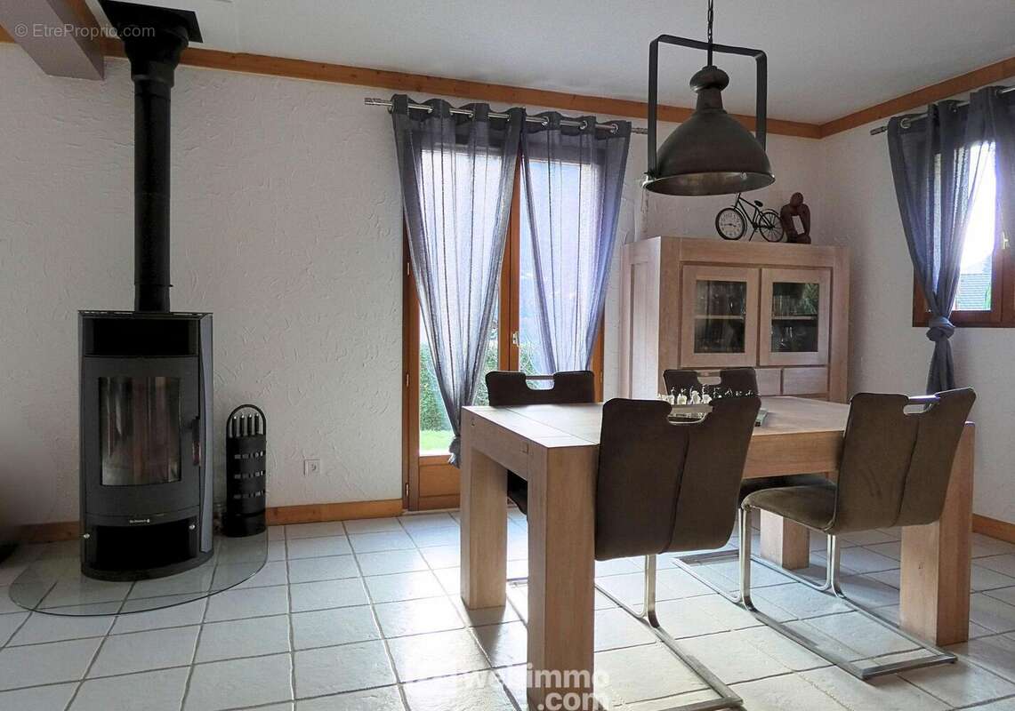 ... Avec un poêle à bois pour une ambiance agréable durant l?hiver - Maison à UGINE