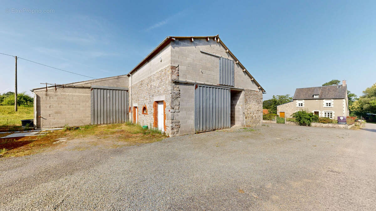 Ensemble immobilier avec habitation, dépendances sur terrain d'environ 9300m2. - photo 15