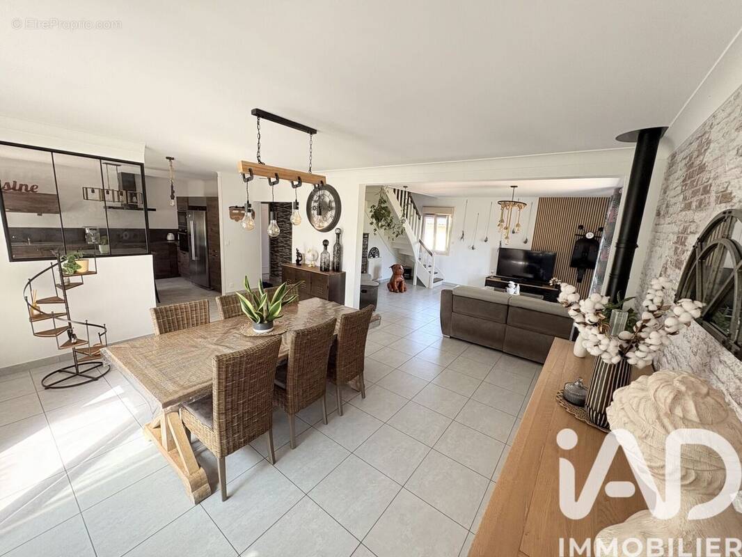 Photo 1 - Maison à NEUILLE