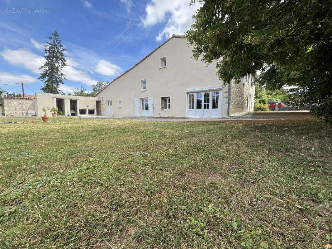Maison 240 m² à La Foye-Monjault  - photo 2