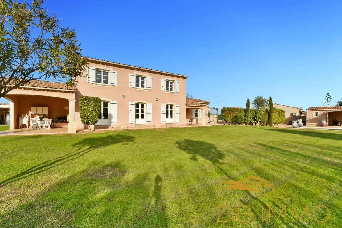 Maison à SAINT-LAURENT-DES-ARBRES