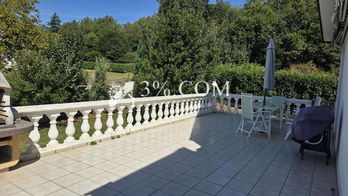 Maison à SAINT-JACUT-LES-PINS