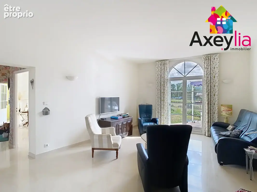 A vendre- perreux: maison sur terrain de 2571 m2 avec piscine couverte et garage indépendant avec abri - photo 5