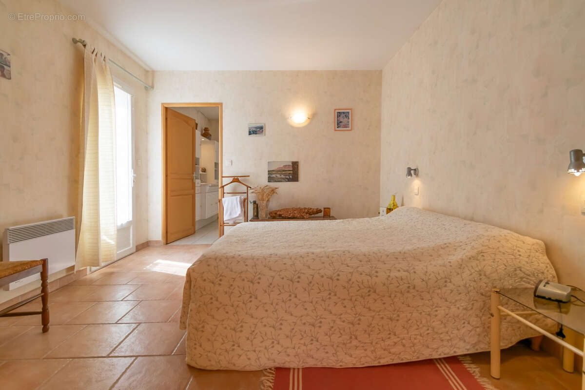 Maison de charme en Provence   172 m2 avec jardin de 2500 m2 - photo 9