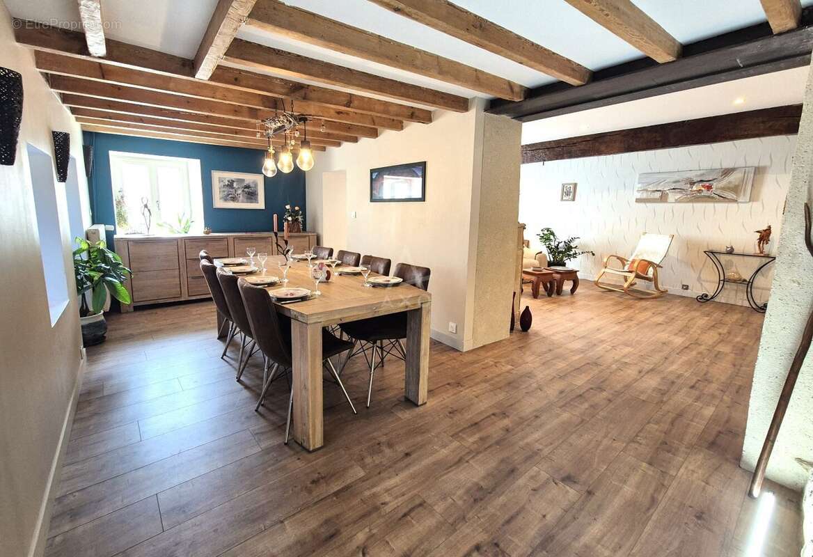 Maison de caractère rénovée avec grand jardin, garage et dépendances - photo 3