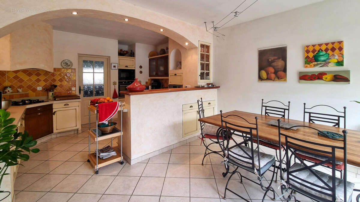 CUISINE - Maison à SAINT-JULIEN-DE-BRIOLA