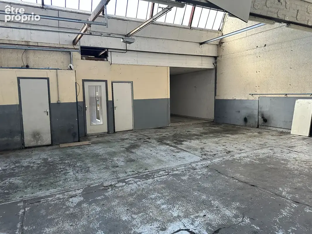 Local professionnel 945m2 + extérieur au coeur de Limas - photo 3
