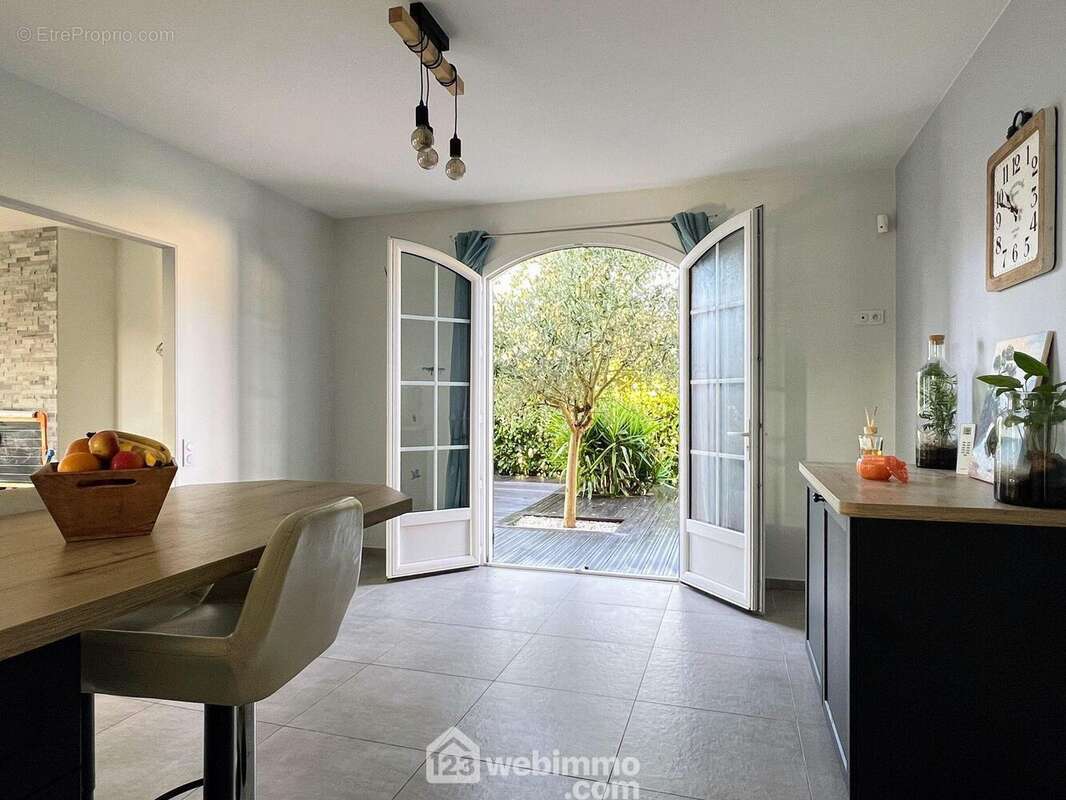 La grande pièce de vie donne accès à une terrasse exposée Sud-Ouest. - Maison à CHALONNES-SUR-LOIRE