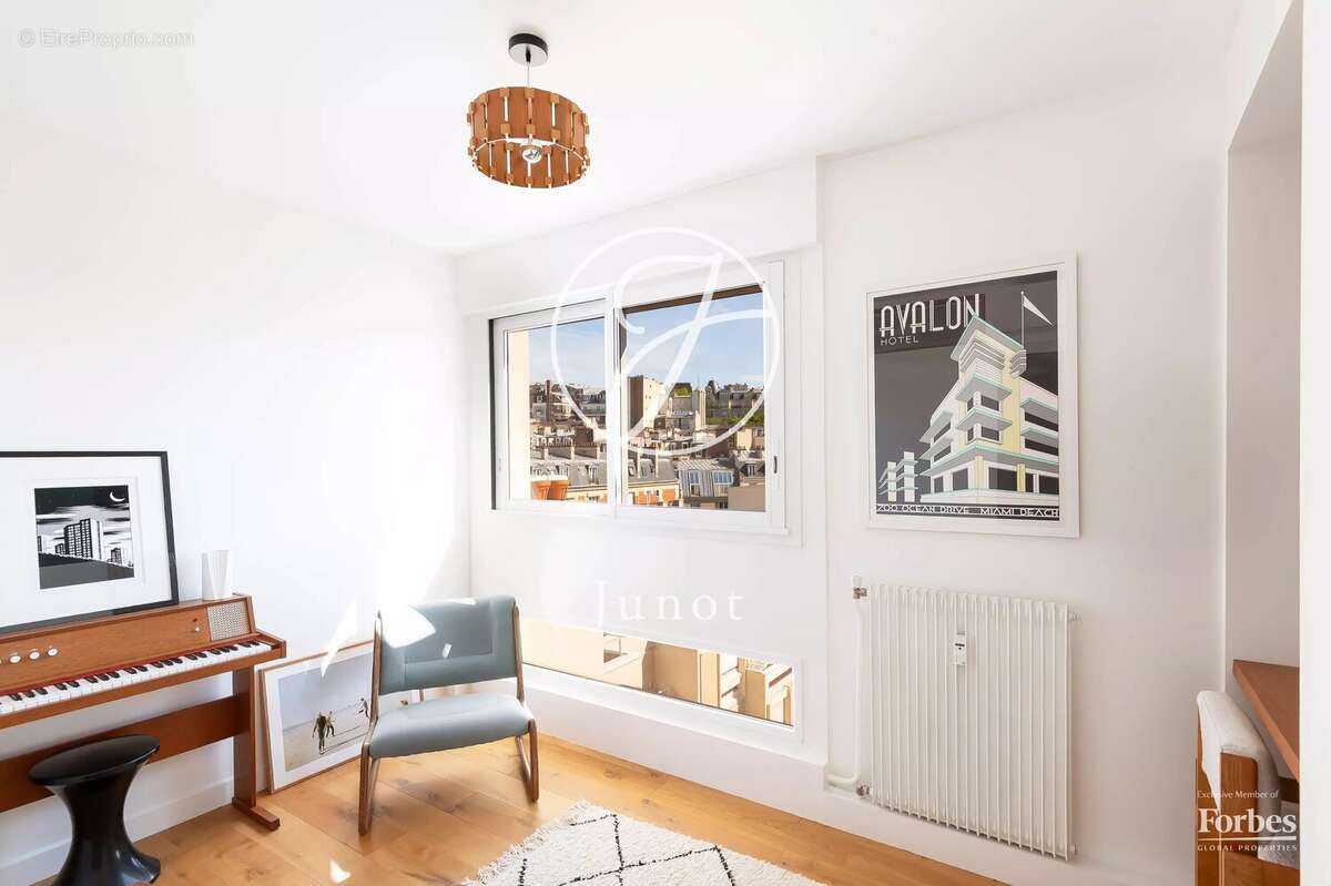 Paris 18e - MARCADET / LAMARCK - Appartement - 3 pièces - 80,03m² Carrez - 2 chambres -  Terrasse et 2 balcons de 29m² - Dernier - photo 12