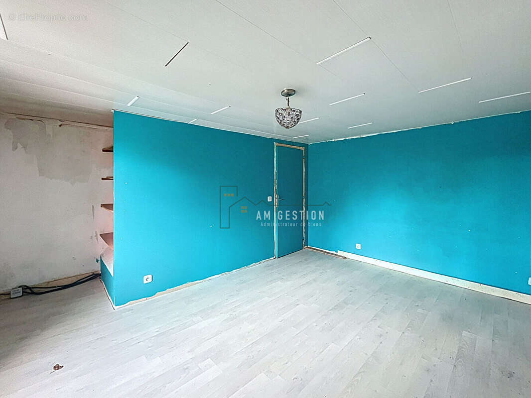 Maison à SAINT-LAURENT-LES-EGLISES