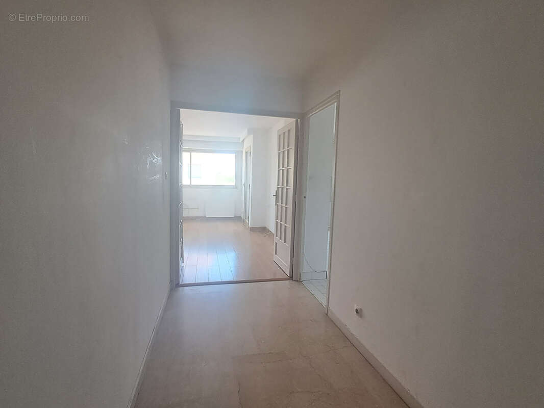 T3 lumineux de 66m2 avec balcon et loggia à Vendre à Salon-de-Provence à deux pas du Centre Ville - photo 10