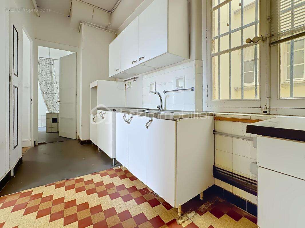 T4 de caractère de 94,17 m² A RENOVER– Quartier Saint-Laurent – Grenoble - photo 3