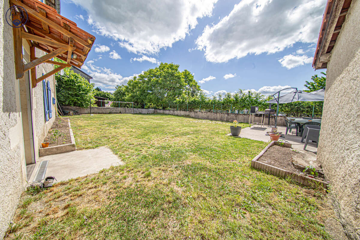 Spacieuse maison familiale avec jardin, dépendance et garage à Lacroix-sur-Meuse - photo 2