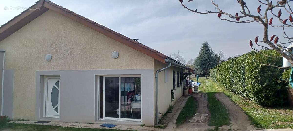 Maison à LA CHAPELLE-DE-LA-TOUR