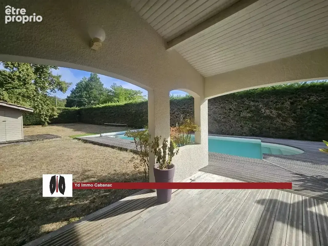 Salles – Belle maison de plain-pied avec piscine, grands volumes et terrain de plus de 2 400 m² Un cadre privilégié, de beaux vo - photo 2