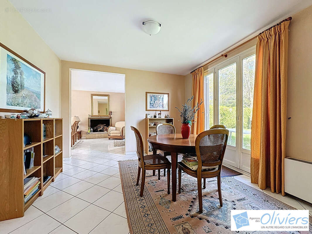 Maison à VOISINS-LE-BRETONNEUX