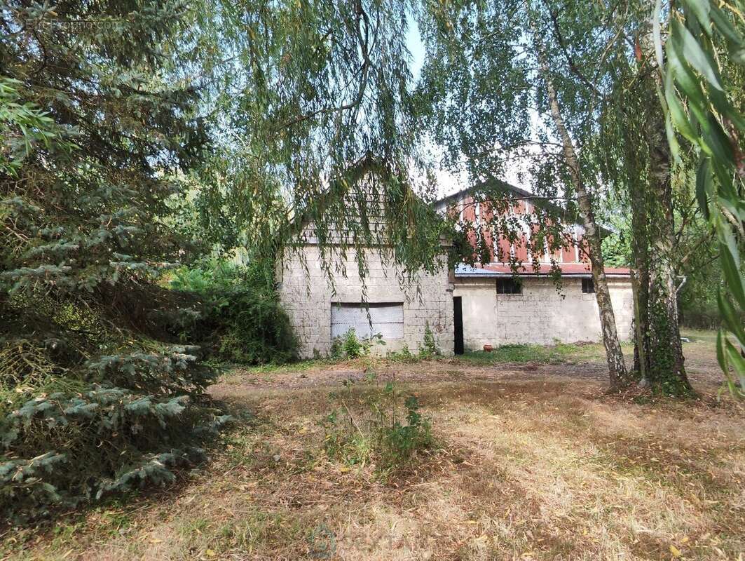 Sur plus de 3 ha de terrain, agréable maison avec dépendances - photo 18