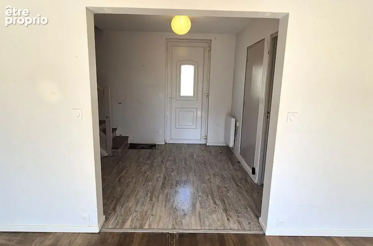 Belle Maison sur Sous-sol de 88 m² Rénovée avec Cours, Cave, Buanderie, Garage de 24 m² et un Terrain clos et entretenu de 329 m - photo 6