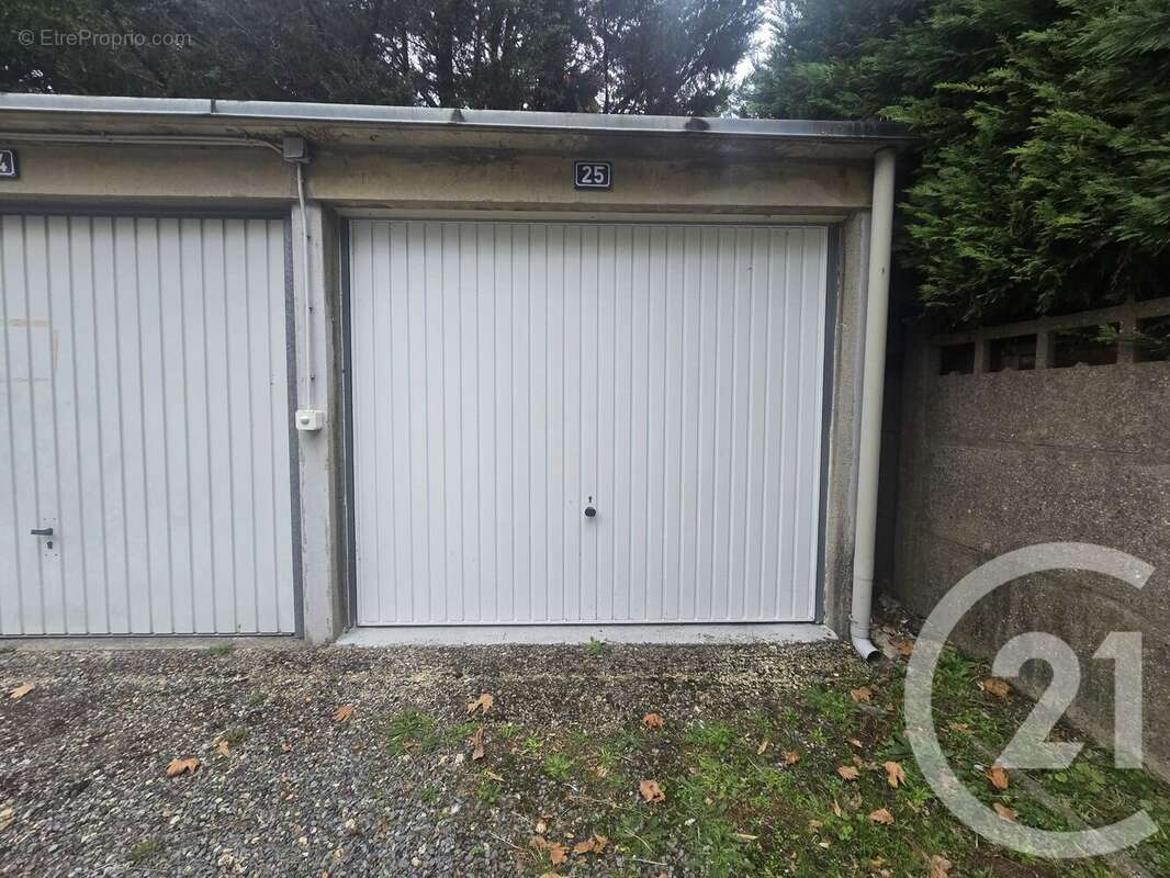 Parking à SAINT-MAUR-DES-FOSSES