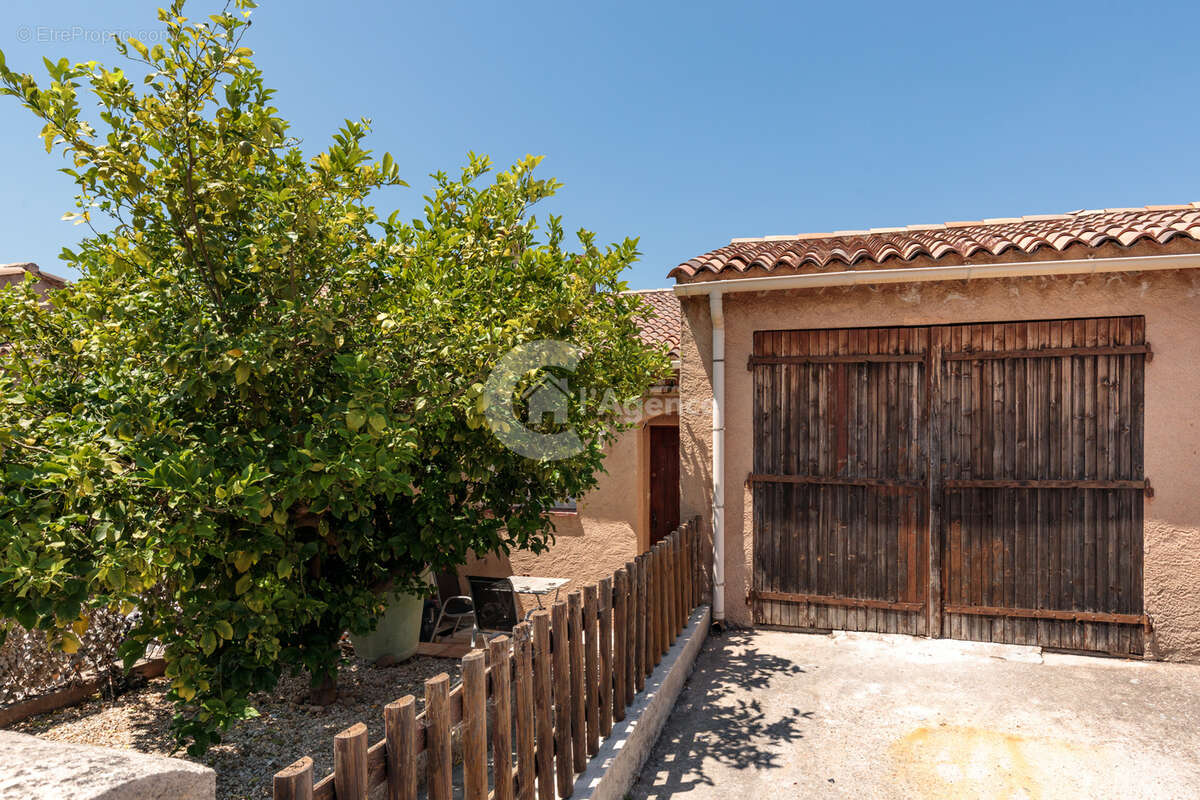 Roquebrune sur Argens - Charmante masion jumelée d'un côté rénovée et avec vue pnaoramique sur Rocher de Roque - photo 21