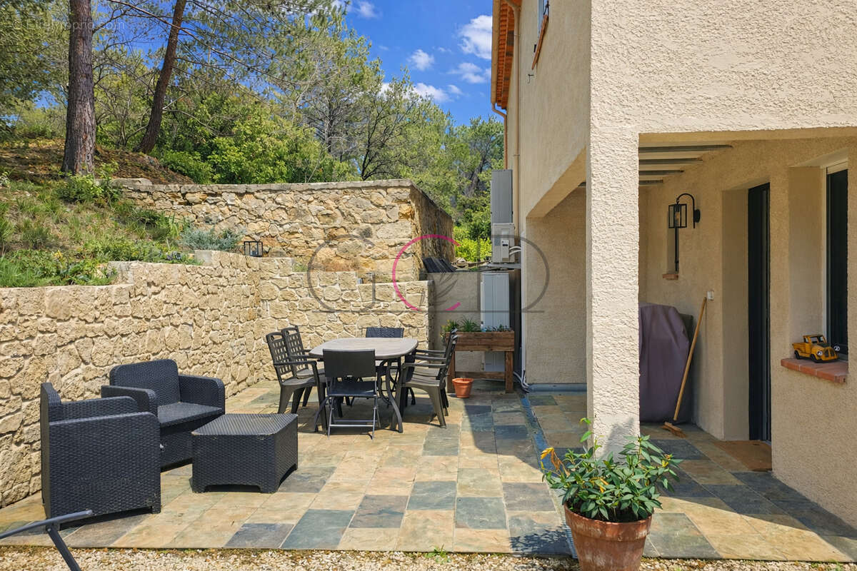 Maison à VENTABREN