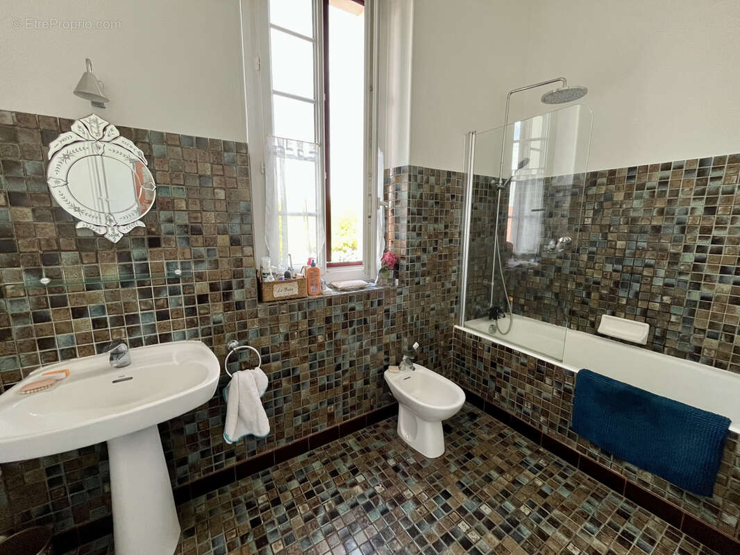 Hendaye centre-ville   Appartement de caractère 134 m2 - photo 13