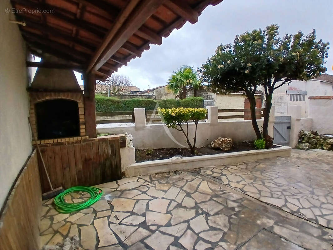 Maison à SAINT-GEORGES-DES-COTEAUX