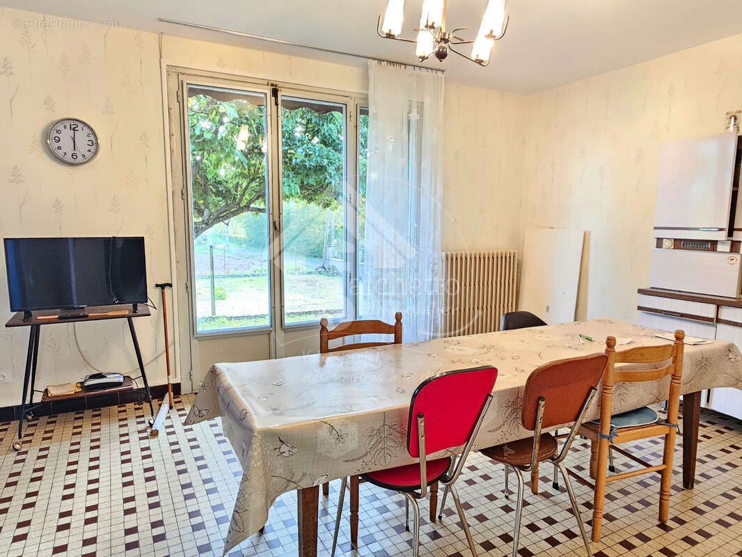 Maison à SAINT-LEGER-SUR-VOUZANCE