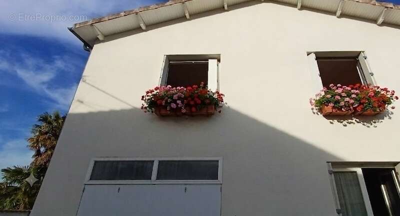 Maison à vendre 3 pièces  (16 ST MICHEL) avec 1 étage et 1 garage. Avec 2 chambres - photo 5