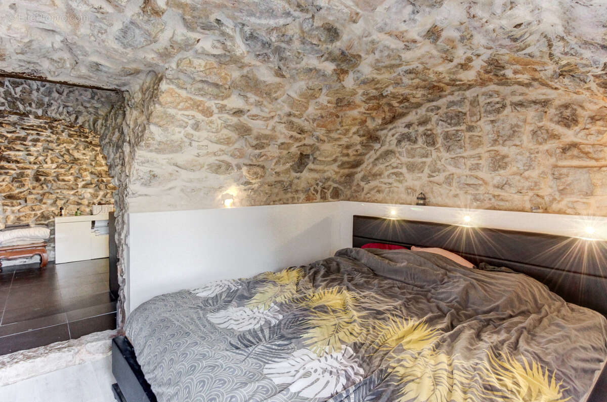 Maison à CHATEAUNEUF-VILLEVIEILLE