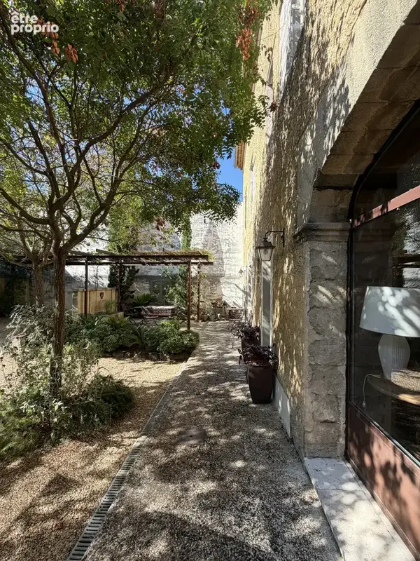 Mas de 215m2 restauré avec terrain et piscine. - photo 3