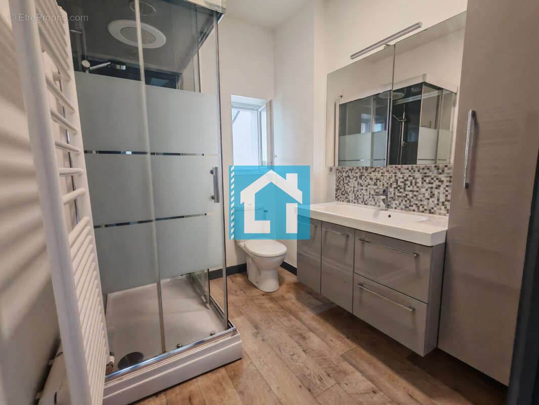 Appartement à DONVILLE-LES-BAINS