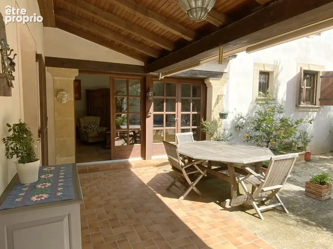 Dans village avec commerces, charmante maison en pierre avec jardin et piscine. - photo 2