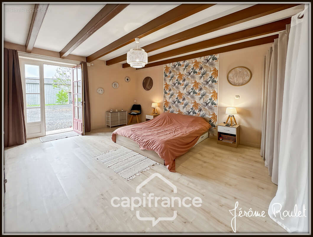 Maison en pierre à vendre 6 pièces 4 chambres + studio indépendant sur terrain 3 260 m² avec dépendances Champigny-En-Rochereau  - photo 9