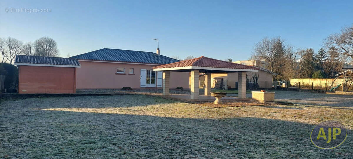 Maison à SAINT-JEAN-D'ILLAC