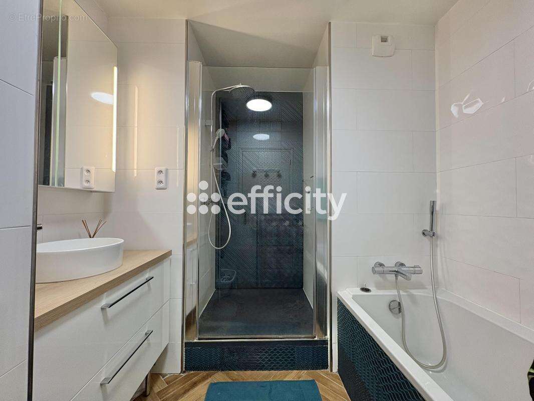 Appartement à COURBEVOIE