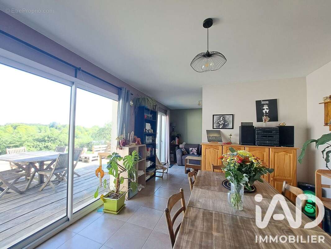 Maison 111 m² à Beaumont-La-Ronce  - photo 8